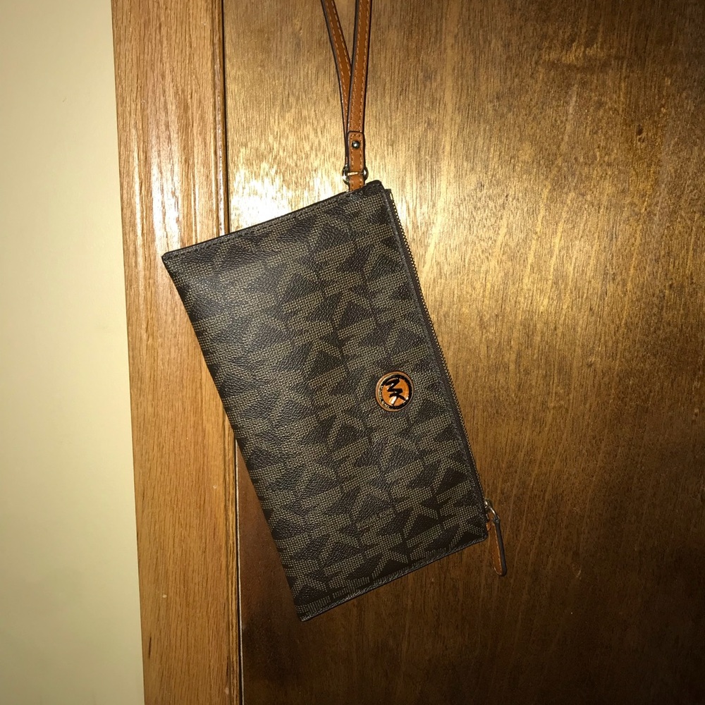 Authentic Michael Kors Wristlet (large)